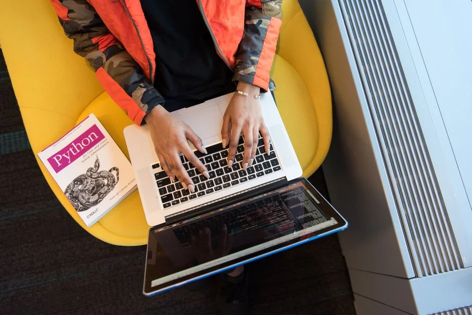 Une tablette et un smartphone modernes affichant du contenu web sur une surface réfléchissante, mettant en avant la technologie et la connectivité.